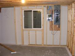 Væggen omkring vinduet og sikringsskabet