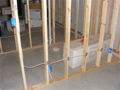 Strøm i væggen mellem gæsteværelset og badeværelset